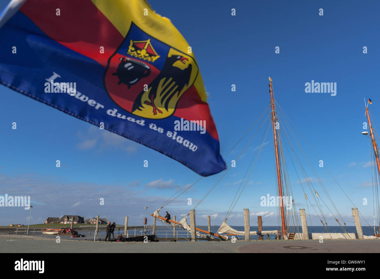 Friesische Flagge und den Hafen von der kleinen Insel Langeness in der Nordsee, Schleswig-Holstein, Deutschland Stockfoto