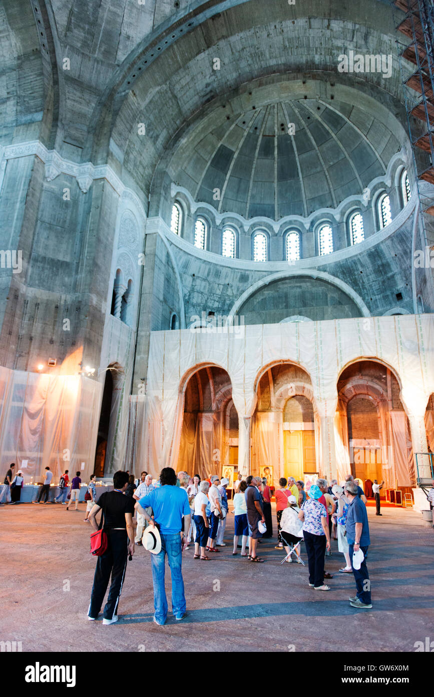 Interieur von der unvollständigen Kirche des Heiligen Sava, eine orthodoxe Kirche, eine der größten Kirchen der Welt. Stockfoto