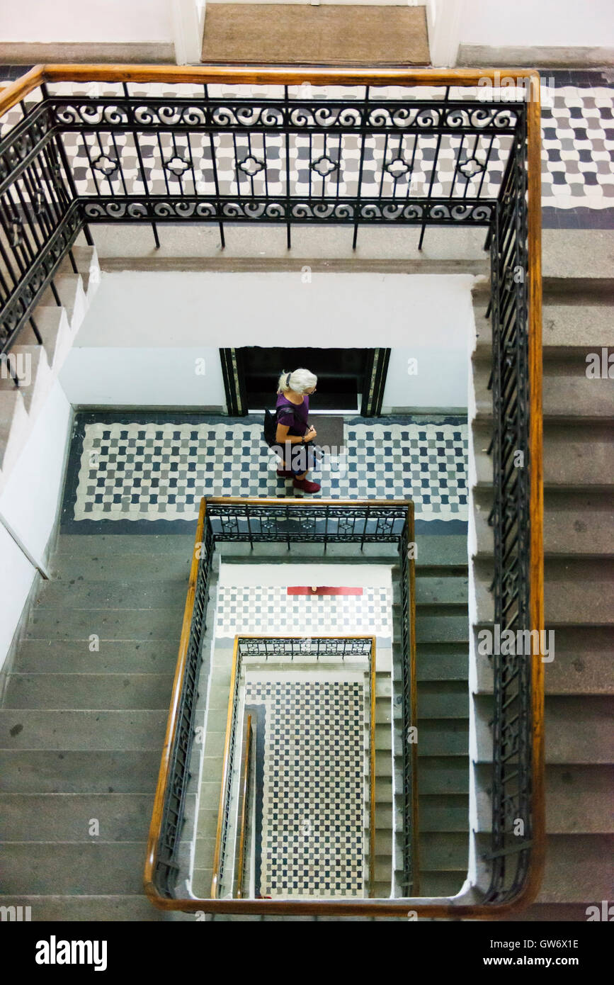 Frau zu Fuß hinunter Treppe in Belgrad Gebäude des 19. Jahrhunderts. Stockfoto