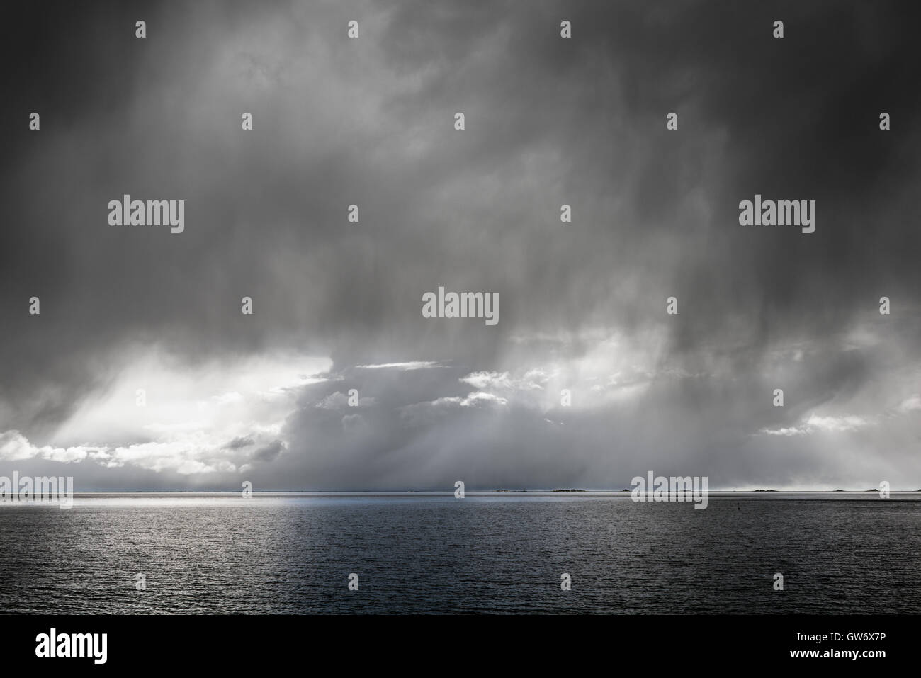 Starkregen über das kleine Inselchen Hooge im Wattenmeer, Nordsee, Schleswig-Holstein, Deutschland Stockfoto