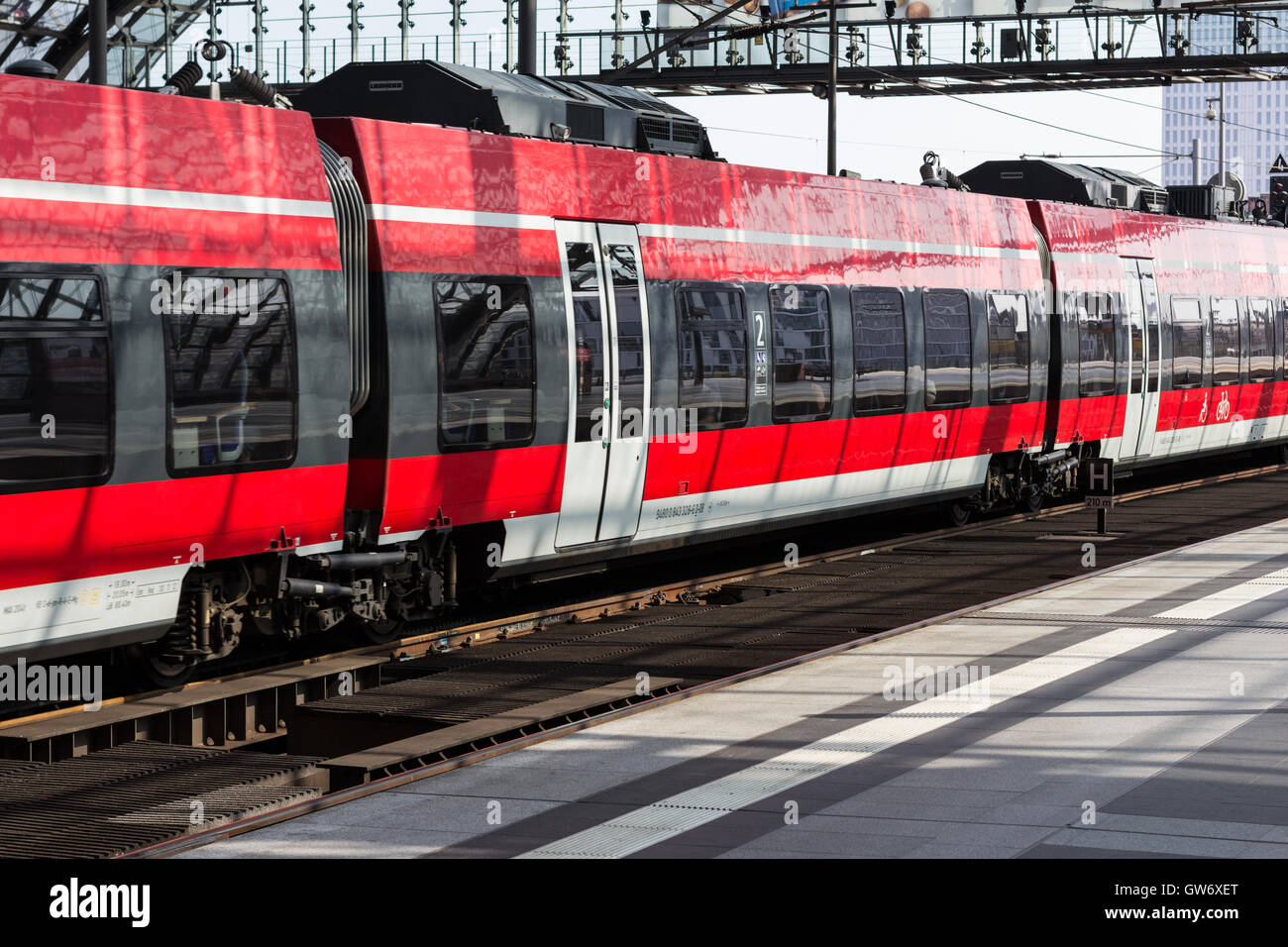 Regional Express-Zug am Hauptbahnhof in Berlin, Deutschland Stockfoto