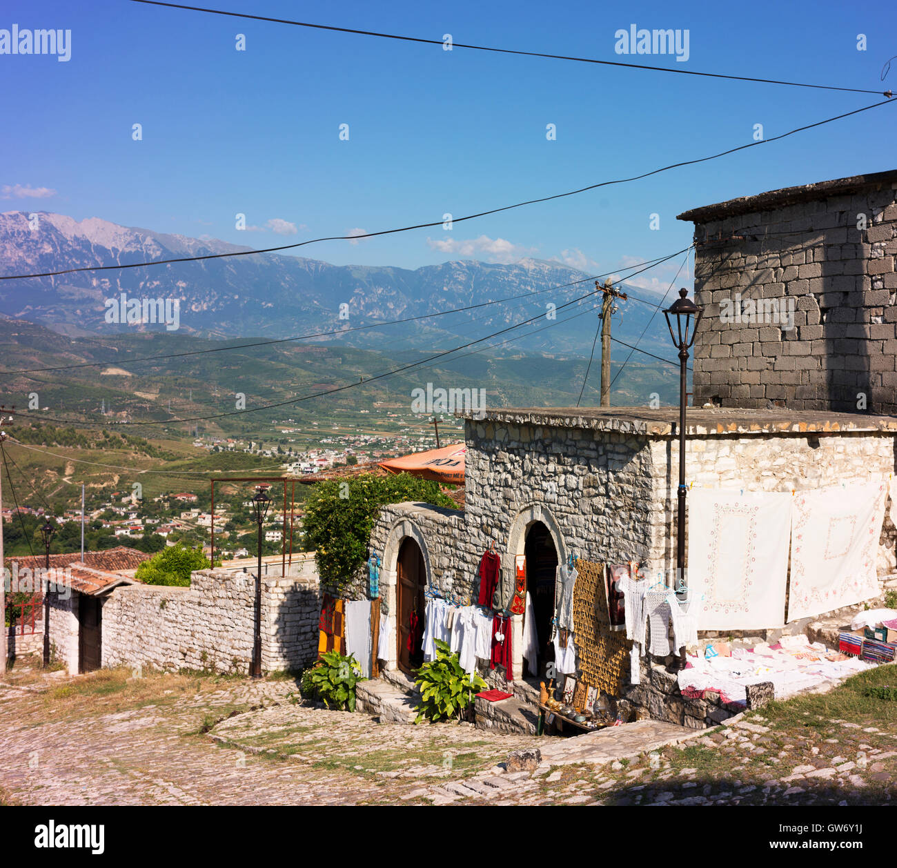 Manche Menschen leben noch in den Mauern der Burg von Berat.  Hier verkaufen Kunsthandwerk für Besucher. Stockfoto