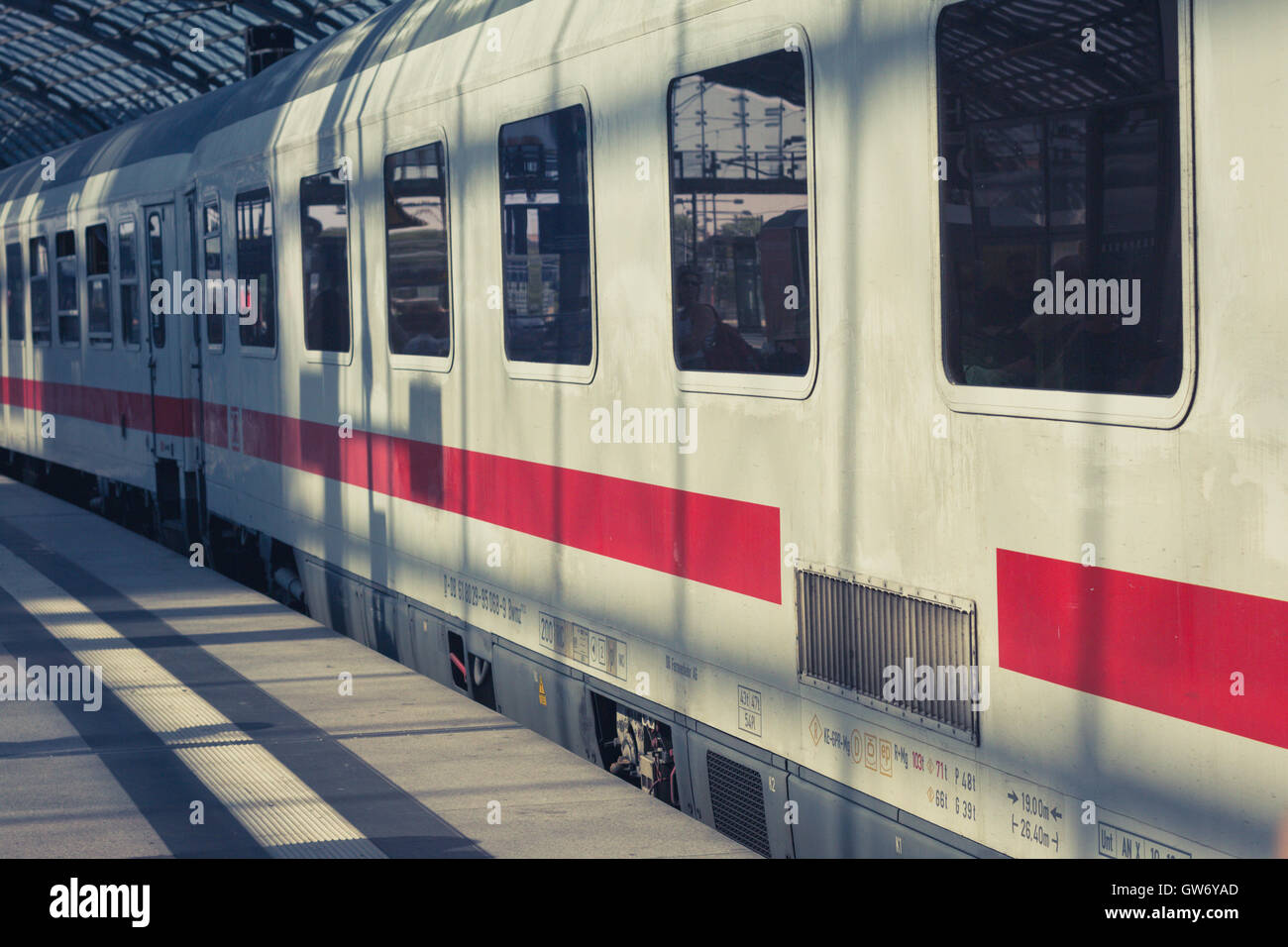 ICE-Zuges auf Plattform am Hauptbahnhof in Berlin, Deutschland. Stockfoto