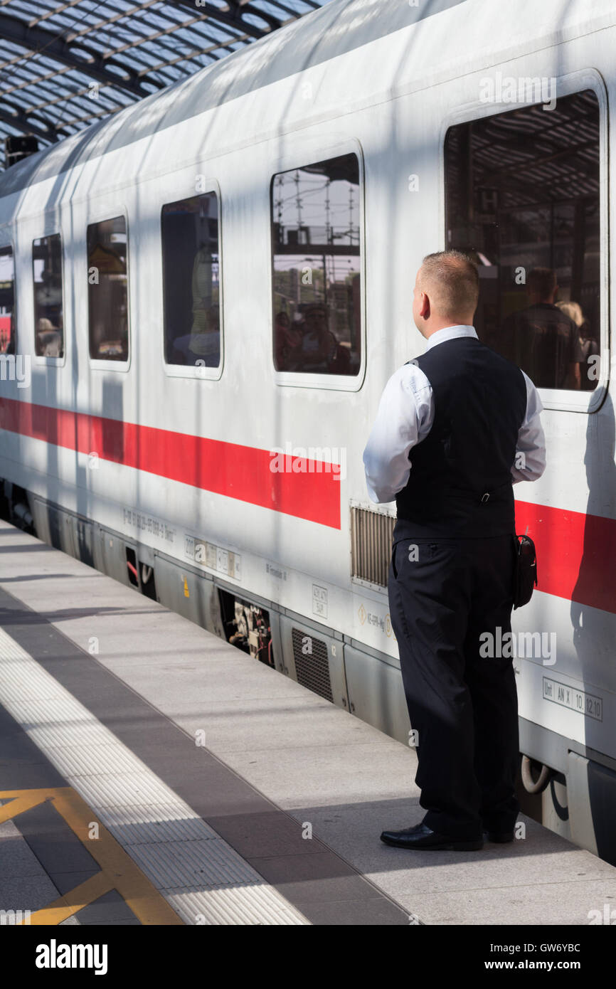 Zugführer von hinten stand vor Ice-Zuges am Hauptbahnhof in Berlin. Stockfoto