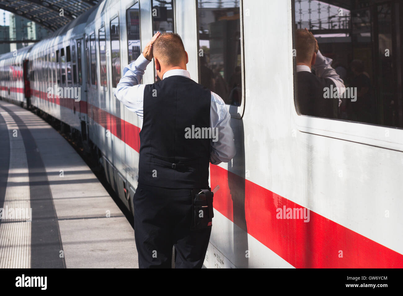 Zugführer von hinten stand vor Ice-Zuges am Hauptbahnhof in Berlin. Stockfoto