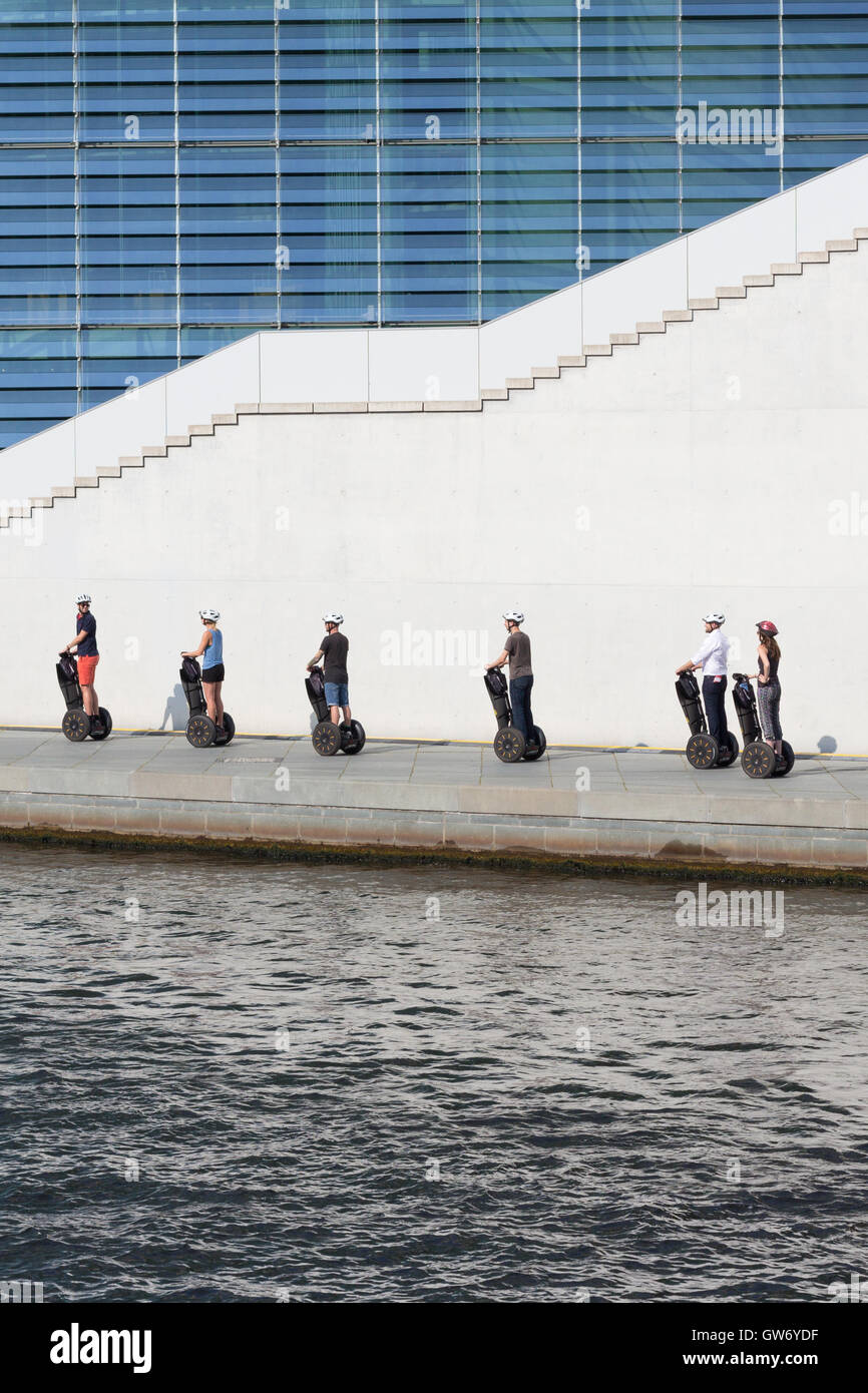 Gruppe von Touristen auf Segways fahren hintereinander in Berlin, Deutschland. Stockfoto