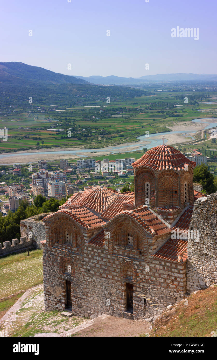 Die Kirche der Heiligen Dreifaltigkeit mit Blick auf Fluss Osum, Berat und sein Tal.  In Berat Burg. Stockfoto