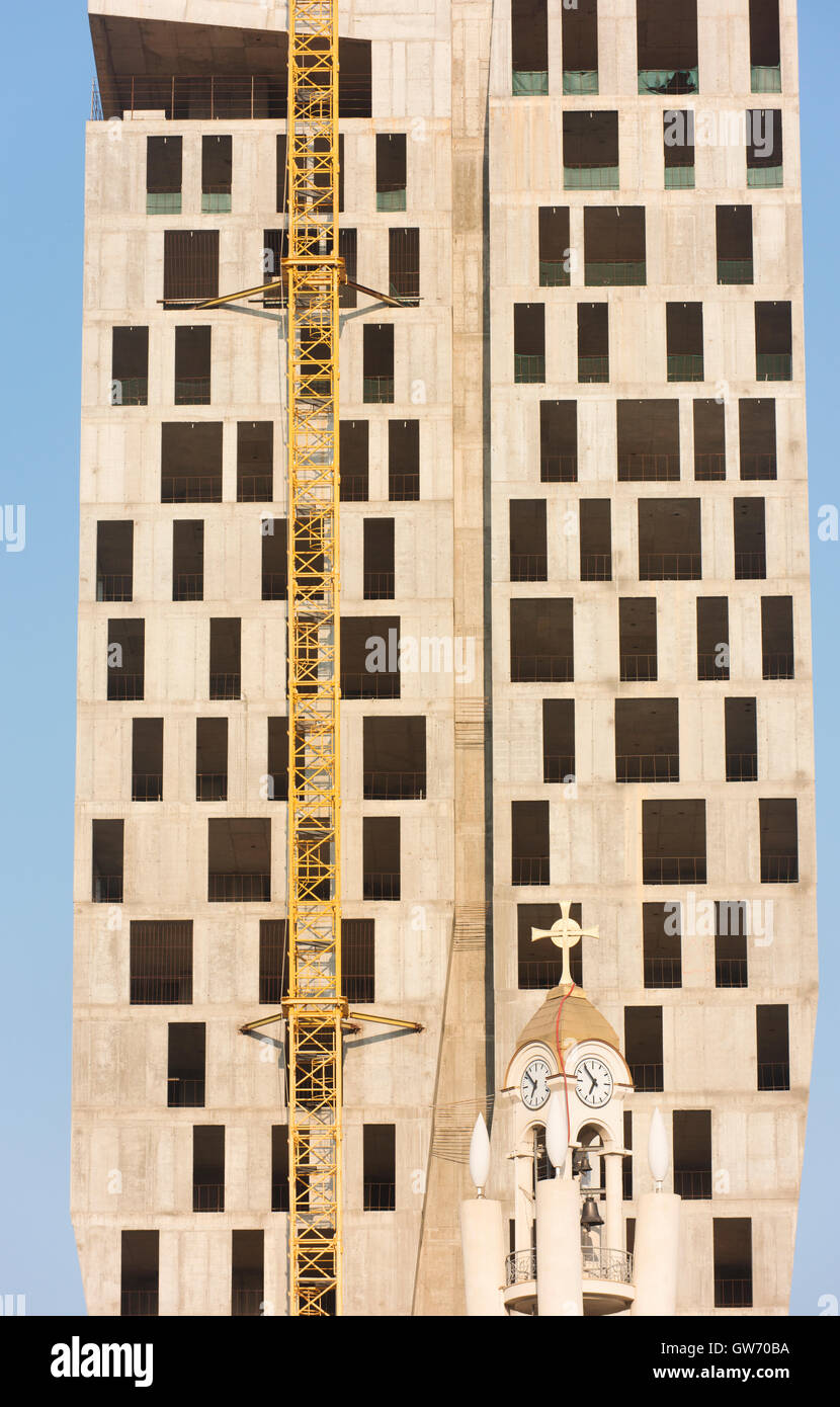 Der Clocktower Tiranas orthodoxe Kathedrale wird durch einen Neubau Hochhaus überschattet. Stockfoto