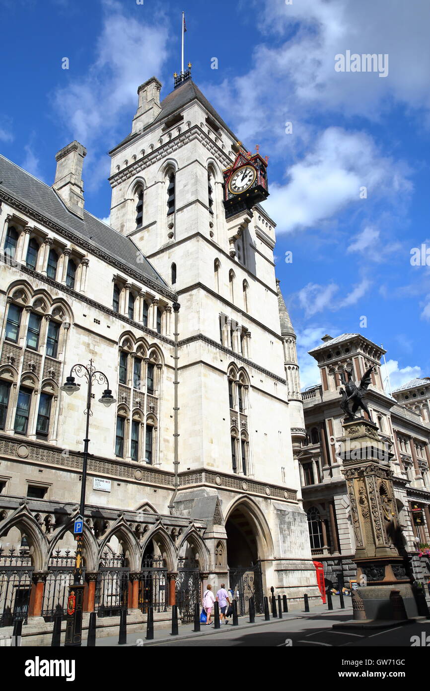 Die Royal Courts of Justice aus der Strang mit dem Temple Bar-Denkmal im Vordergrund, London, Großbritannien Stockfoto