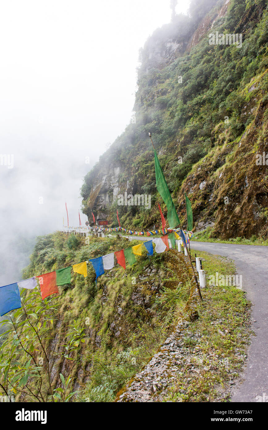 Prekäre Straße Reise in Bhutan, in der Nähe von Trashigang. Stockfoto