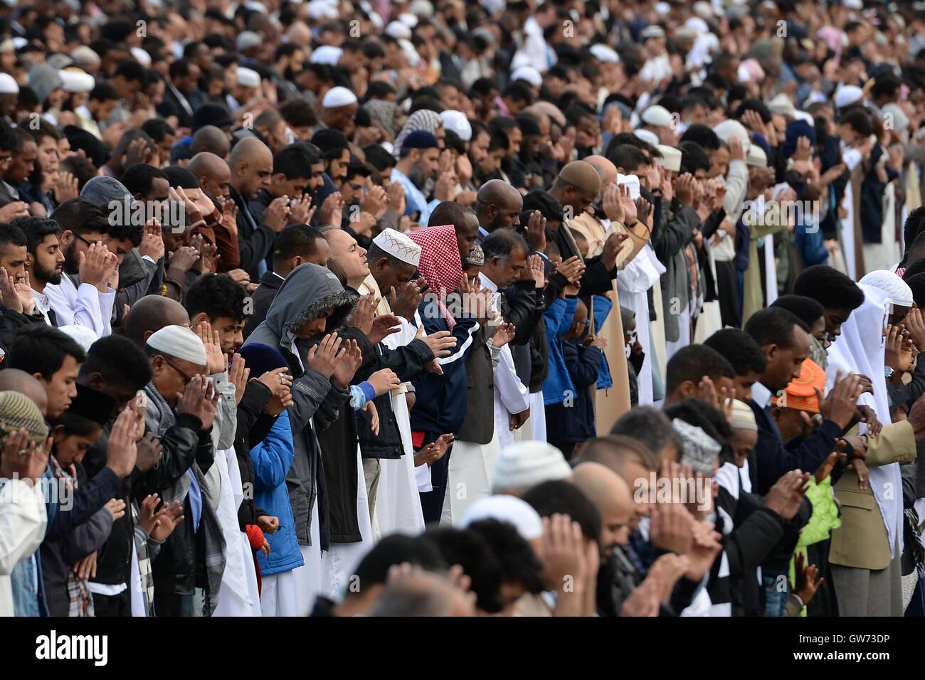 Rund 40.000 Muslime nehmen Teil in Masse gebeten, das moslemische Festival von Eid al-Adha, kleine Heide Park in Birmingham zu feiern. Stockfoto