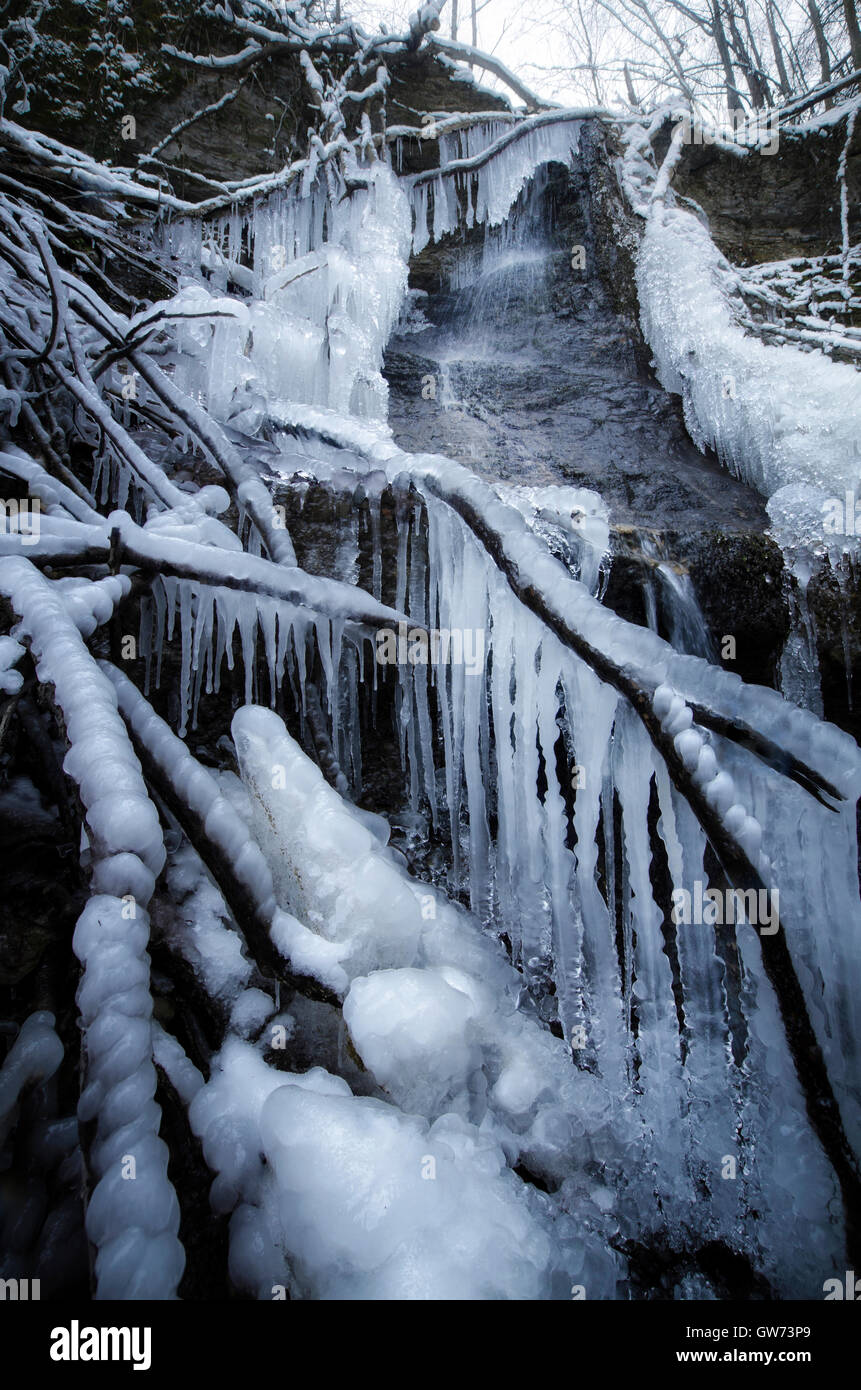 Eiszapfen am gefrorenen Wasserfall Stockfoto