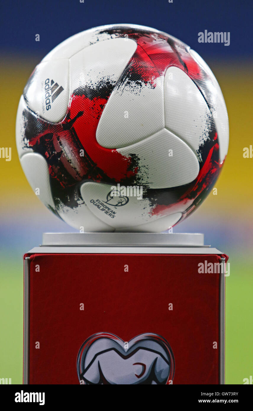 Offizieller Spielball der FIFA WM 2018 Qualifikation entspricht auf Sockel  vor dem Spiel zwischen der Ukraine und Island Stockfotografie - Alamy