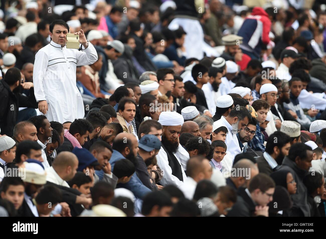 Rund 40.000 Muslime nehmen Teil in Masse gebeten, das moslemische Festival von Eid al-Adha, kleine Heide Park in Birmingham zu feiern. Stockfoto