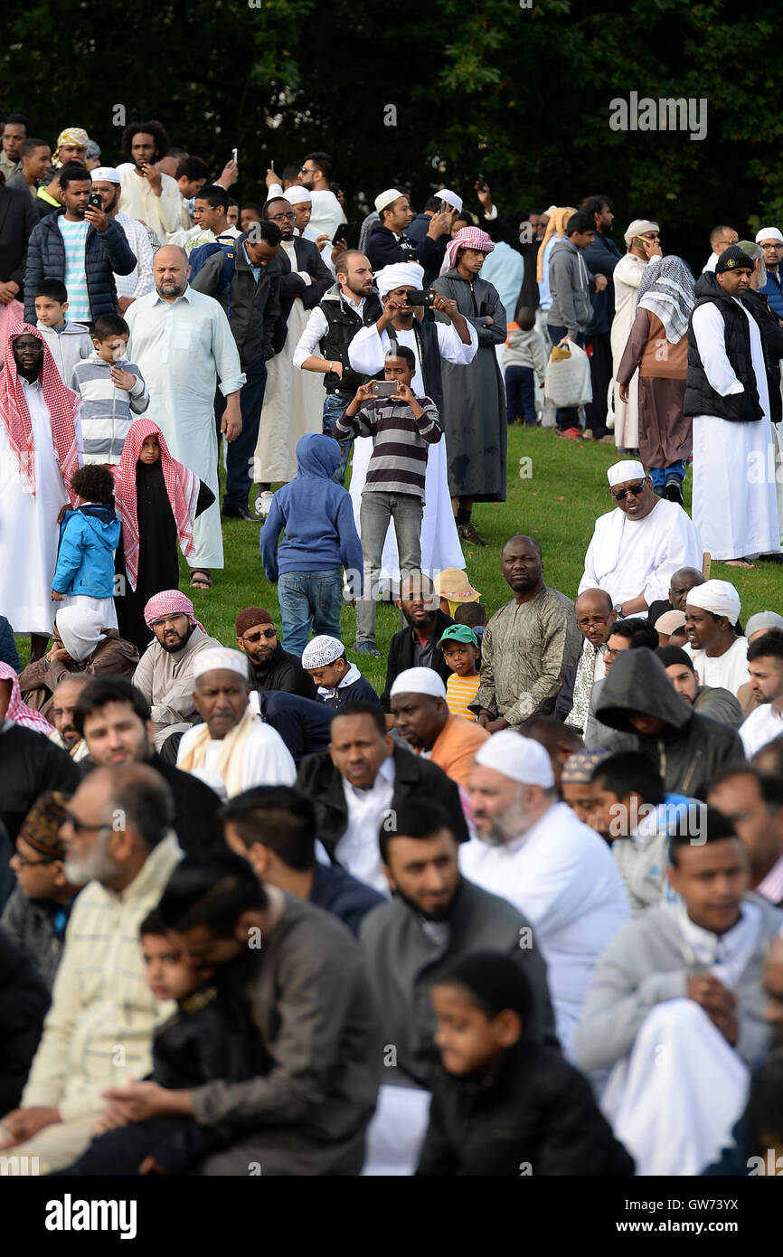 Menschen fotografieren, rund 40.000 Muslime nehmen Teil in Masse gebeten, das moslemische Festival von Eid al-Adha, kleine Heide Park in Birmingham zu feiern. Stockfoto