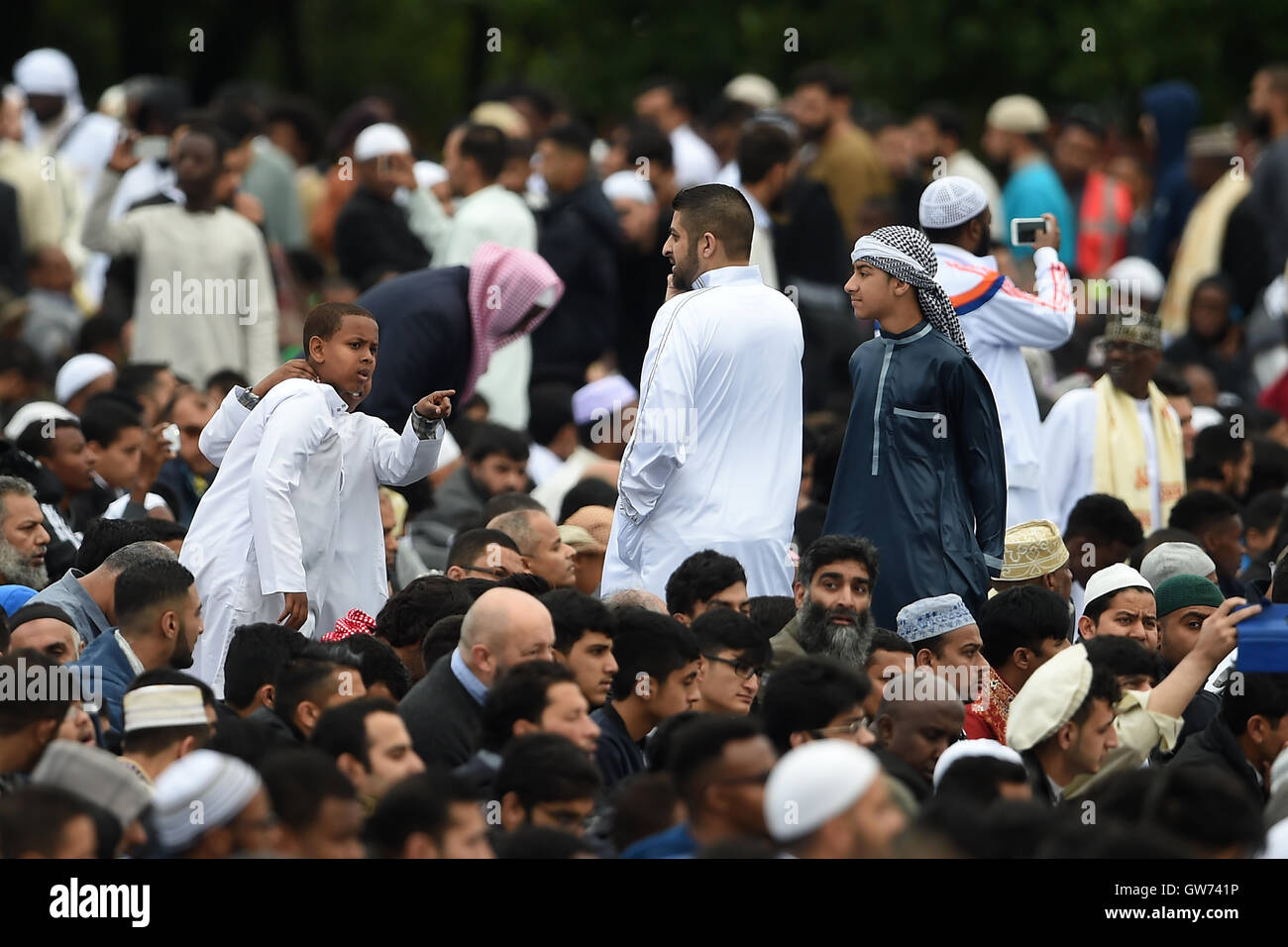 Rund 40.000 Muslime nehmen Teil in Masse gebeten, das moslemische Festival von Eid al-Adha, kleine Heide Park in Birmingham zu feiern. Stockfoto