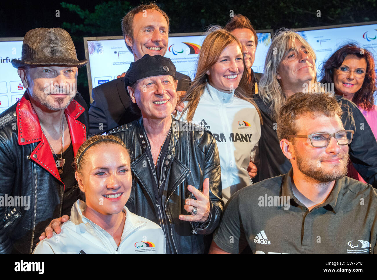 Rio De Janeiro, Brasilien. 11. September 2016. Deutsche Sängerin Klaus Meine (C) und Gitarre Spieler Rudolf Schenker (L) der Hard-Rock-Band Scorpions mit Paralympics-Athleten während der Rio 2016 Paralympischen Spiele, Rio De Janeiro, Brasilien, 11. September 2016 posieren. : Bildnachweis Jens Büttner/Dpa: Dpa picture-Alliance/Alamy Live News Stockfoto