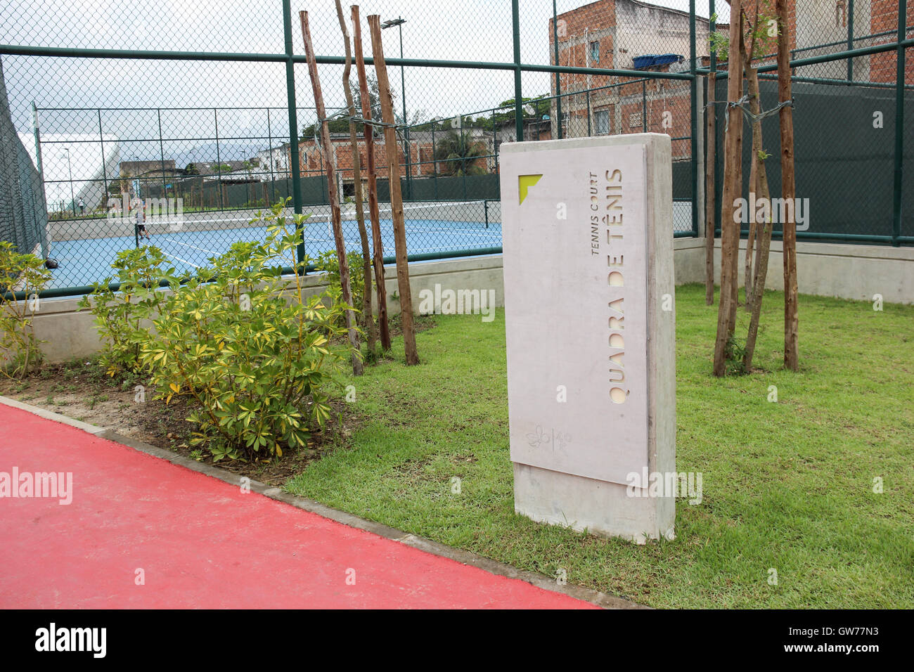 Der Madureira Park ist der drittgrößte Freizeitbereich der Stadt Rio De Janeiro. Die Website, die an den Ufern der Eisenbahnlinie gebaut ist, die mehrere Vorstadtnachbarschaften von Rio durchquert und ist ein Armenviertel der Stadt. Die Website wurde vor kurzem erweitert und gewonnene neue Dienste wie Tennisplätze für kostenlose Nutzung, neue Radwege und neue Bereiche der Freizeit- und Unterhaltungsmöglichkeiten. Vor Ort stellen wir die künstlichen Seen, die in der Form und Farben der Olympischen Ringe und auch der "künstliche Strände", wo Wasserfälle die Freude der Kinder machen, gemacht. Am 9. September 2016, in Rio de Janei erzeugte Bild Stockfoto