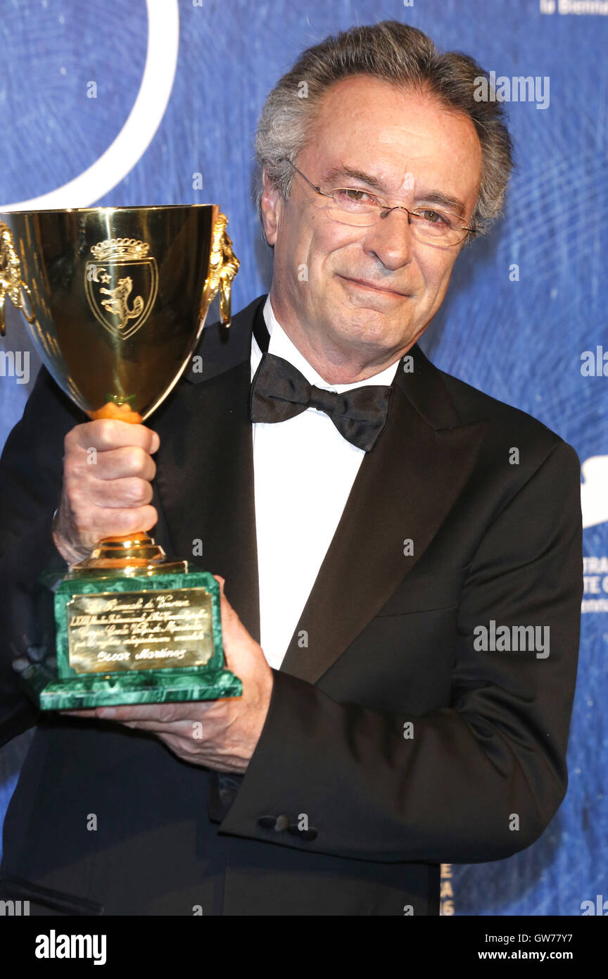 Schauspieler Oscar Martinez gewinnt Coppa Volpi besten Schauspieler für den Film "El Ciudadano Ilustre" bei der Preisverleihung auf der 73. Venice International Film Festival am 10. September 2016 in Venedig, Italien. | Verwendung Weltweit/Picture alliance Stockfoto