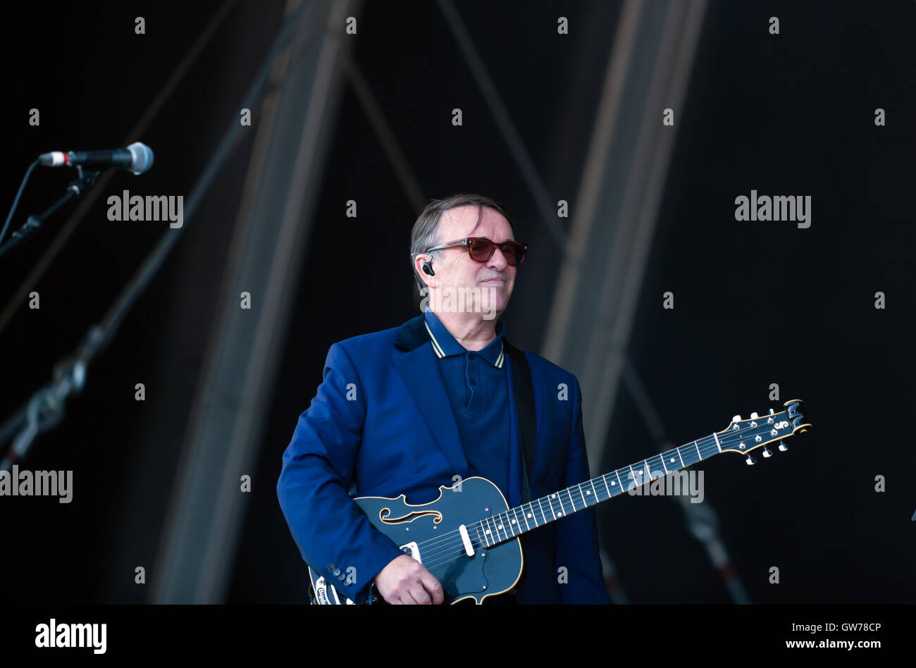 Chris Difford tritt mit Squeeze auf, auf der Hauptbühne des OnBlackheath Music Festival 2016. Stockfoto