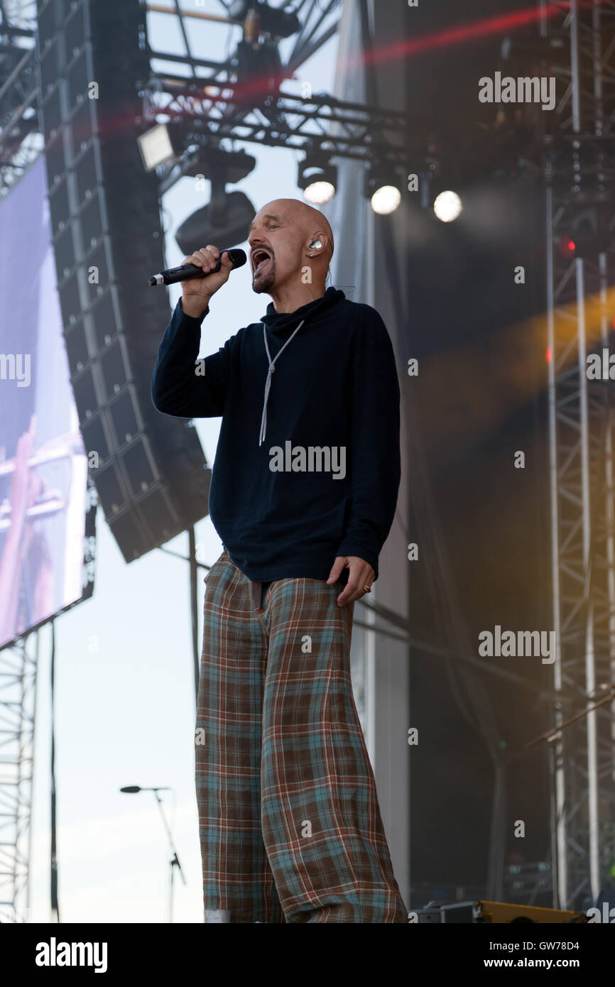 Nahaufnahme von Tim Booth, Lead-Sänger von der Band James, Durchführung auf der Hauptbühne während der OnBlackheath Music Festival 2016 Stockfoto