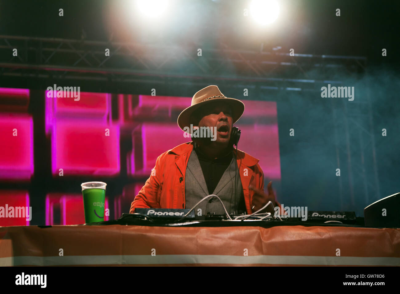 Craig Charles, während seine DJ-Set auf der iD Mobile Bühne beim Musikfestival OnBlackheath 2016. Stockfoto