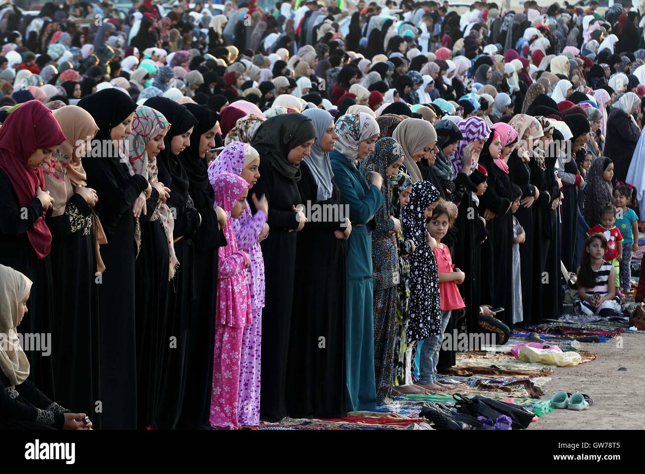 Amman, Jordanien. 12. Sep, 2016. Muslime beten während des 