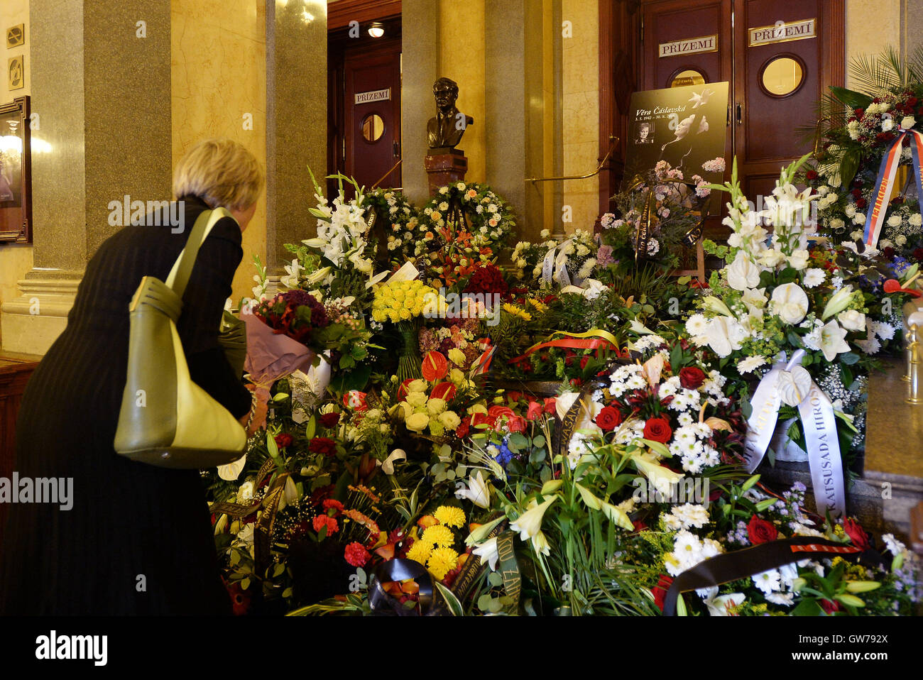 Prag, Tschechische Republik. 12. Sep, 2016. Tschechischen Sportler und Politiker nahmen an der Trauerzeremonie im Prager Nationaltheater für sieben Mal Olympiasieger Vera Caslavska am 30. August im Alter von 74 Jahren an Krebs gestorben und Glocken wurden geläutet am St.-Wenzels-Kathedrale auf die außergewöhnliche Gelegenheit in Prag, Tschechische Republik, 12. September 2016. Bildnachweis: Katerina Sulova/CTK Foto/Alamy Live-Nachrichten Stockfoto