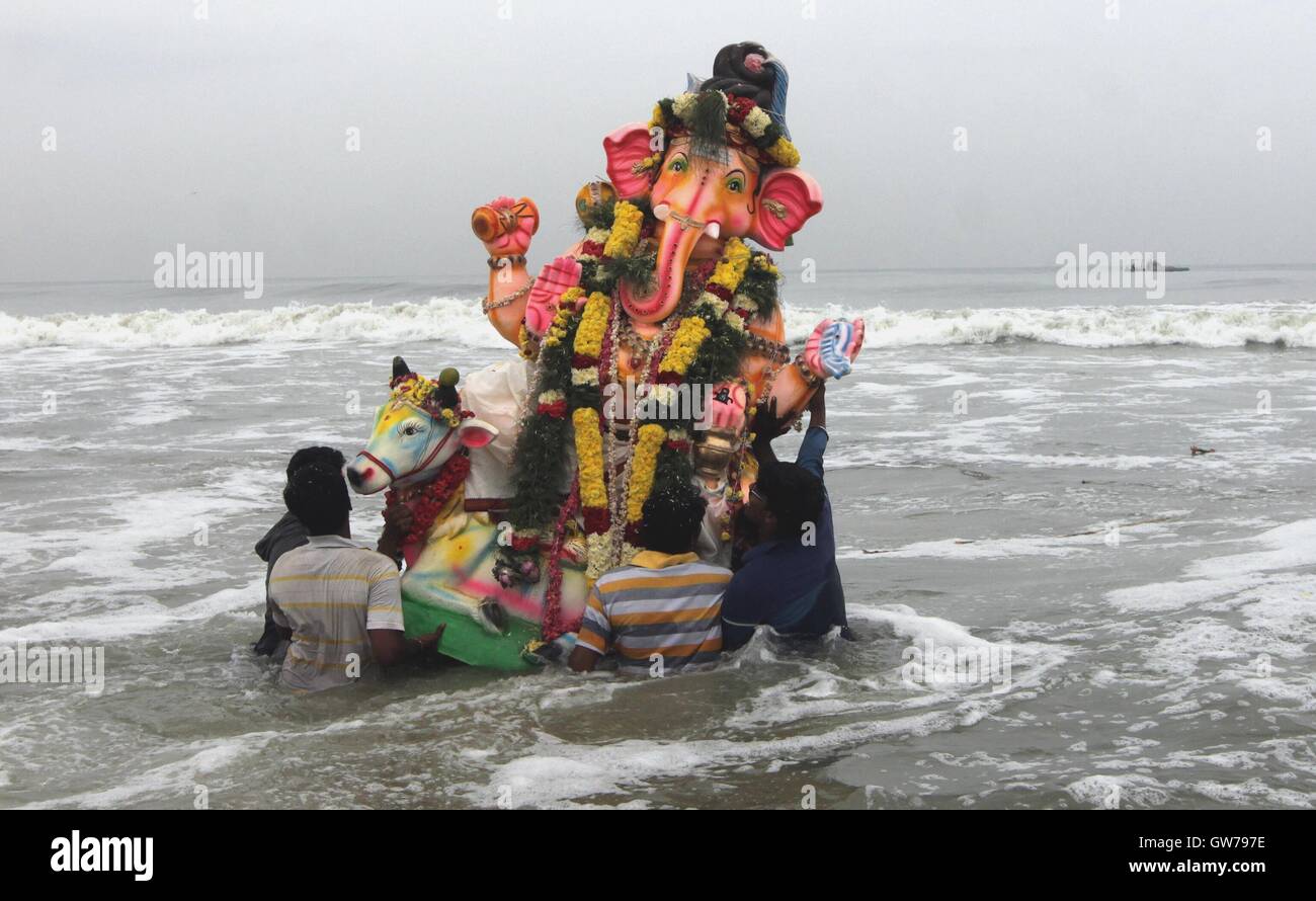 Chennai, südöstlichen indischen Bundesstaat Tamil Nadu. 11. September 2016. Freiwillige schieben ein Idol des Hindu-Gottes Lord Ganesha in das Meer in der Feier der Ganesh Chaturthi Festival in Chennai, südöstlichen indischen Bundesstaat Tamil Nadu, 11. September 2016. Ganesh Chaturthi ist das hinduistische Festival gefeiert zu Ehren des elefantenköpfigen Gott Ganesha. Bildnachweis: Stringer/Xinhua/Alamy Live-Nachrichten Stockfoto