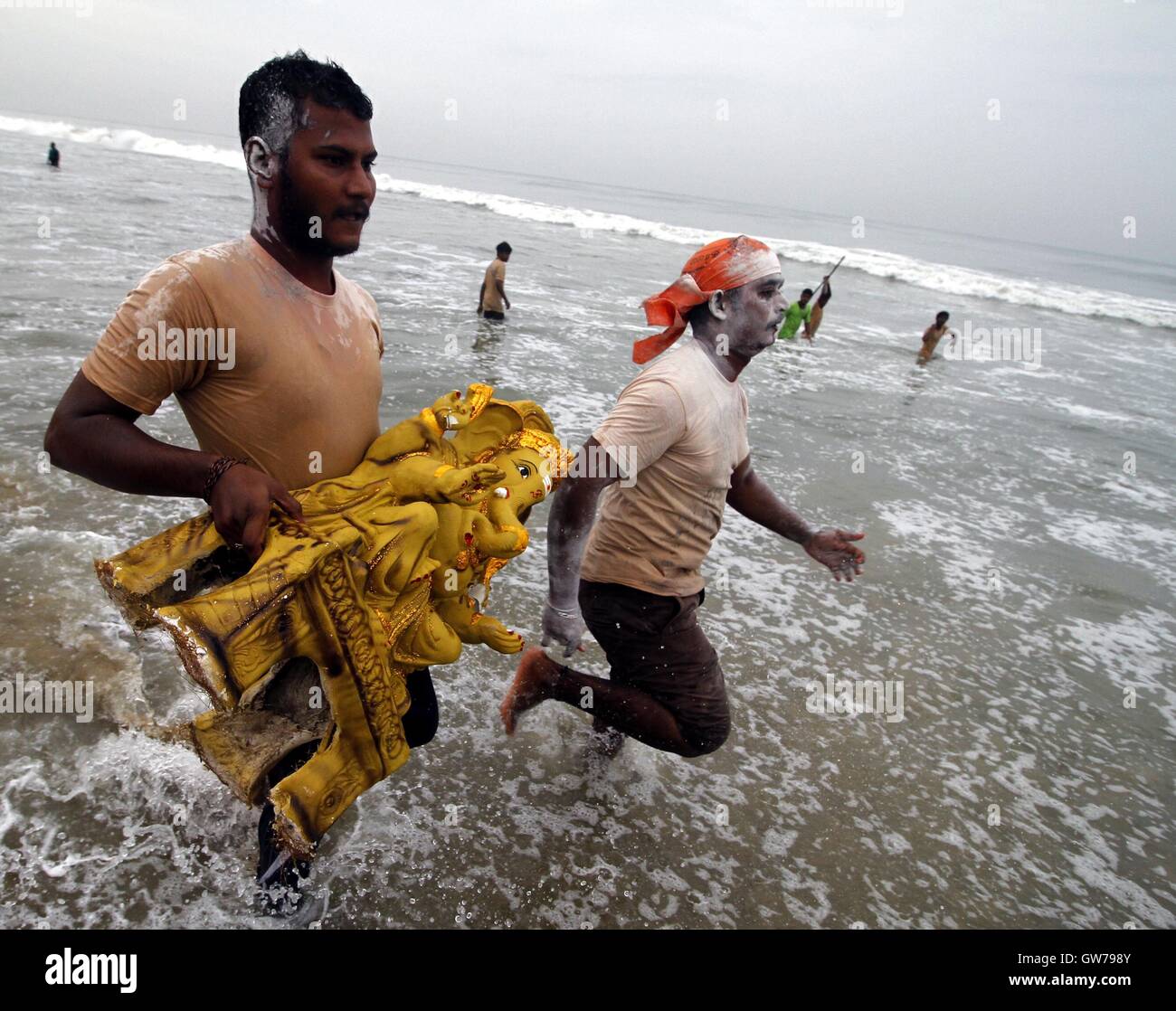 Chennai, südöstlichen indischen Bundesstaat Tamil Nadu. 11. September 2016. Ein freiwilliger trägt ein Idol des Hindu-Gottes Lord Ganesha zum Meer in der Feier der Ganesh Chaturthi Festival in Chennai, südöstlichen indischen Bundesstaat Tamil Nadu, 11. September 2016. Ganesh Chaturthi ist das hinduistische Festival gefeiert zu Ehren des elefantenköpfigen Gott Ganesha. Bildnachweis: Stringer/Xinhua/Alamy Live-Nachrichten Stockfoto