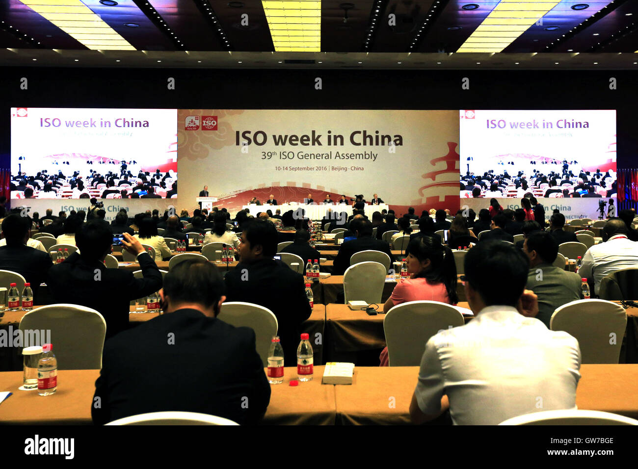 Peking, China. 12. Sep, 2016. Teilnehmer besuchen die Eröffnungsfeier der 39. internationalen Organisation für Normung (ISO) Generalversammlung in Peking, Hauptstadt von China, 12. September 2016. © Zhang Yuwei/Xinhua/Alamy Live-Nachrichten Stockfoto