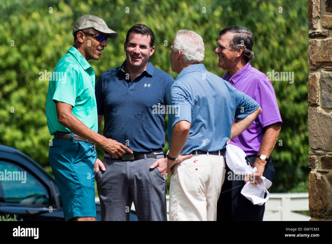 Owings Mills, Maryland, USA. 10. September 2016. US-Präsident Barack Obama wird von unbekannten Golfer begrüßt, wie er kommen, um eine Runde Golf spielen im Höhlen Valley Golf Club in Owings Mills, Maryland, USA, auf Samstag, 10. September 2016. Höhlen-Tal ist Mitglied im Besitz privaten Verein, der unter den Top 50 der Amerikas beste moderne Kurse von GolfWeek Zeitschrift bewertet wurde. Bildnachweis: Pete Marovich/Pool über CNP - NO WIRE SERVICE - © Dpa/Alamy Live-Nachrichten Stockfoto