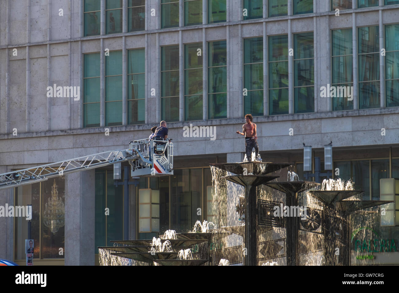 Berlin, Deutschland, 12. September 2016. Der Alexanderplatz wurde heute geschlossen, als die Polizei versuchte, einen wütenden protestierenden Mann von der Spitze des Brunnens zu entfernen. Kredit: Eden Breitz/ Alamy Live Nachrichten Stockfoto