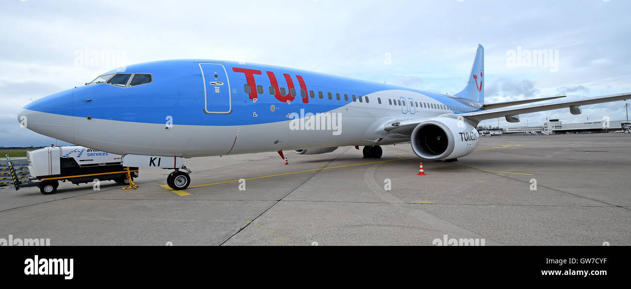 Hannover-Langenhagen, Deutschland. 8. Februar 2016. Tuifly Boeing 737-800 im Bereich Manövrieren des Hannover Airport in Hannover-Langenhagen, Deutschland, 8. Februar 2016. Die Tuifly-Flotte umfasst 40 Boeing 737-800 mit 189 Plätzen sowie 2 Boeing 767-300 mit 291 Sitzplätzen. Foto: HOLGER HOLLEMANN/DPA/Alamy Live-Nachrichten Stockfoto