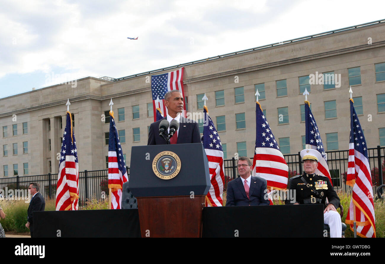 WASHINGTON DC - 11 SEPTEMBER: US-Präsident Barack Obama liefert Hinweise auf das Pentagon Memorial in Washington, DC im Rahmen einer Einhaltung Zeremonie zum Gedenken an den 15. Jahrestag der 9/11 Terroranschläge, Sonntag, 11. September 2016.  Bildnachweis: Dennis Brack / Pool über CNP/MediaPunch Stockfoto