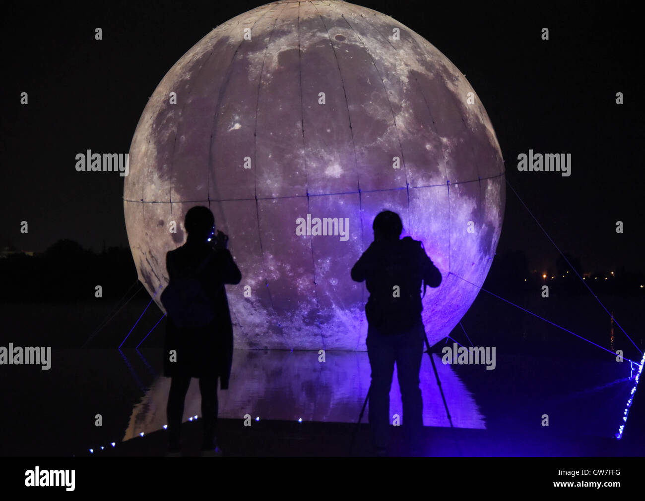 Kunming, Kunming, China. 13. Sep, 2016.  Die riesige künstliche Mond im Daguan-Pavillon in Kunming, Hauptstadt der Provinz Süd-China Yunnan. Während der kommenden Mid-Autumn Festival sehen Menschen zwei Monde in Kunming, wie der künstliche Mond Daguan Pavillon ausgestellt werden. Bildnachweis: SIPA Asien/ZUMA Draht/Alamy Live-Nachrichten Stockfoto