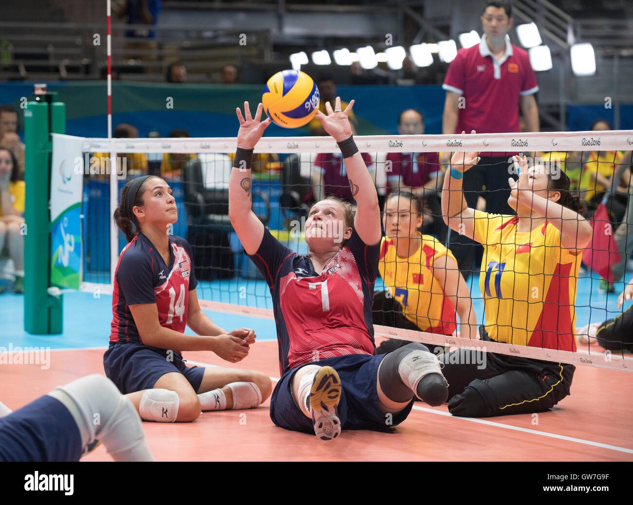 Monique Burklund der USA-Sets der Ball während einer Frauen sitzen Volleyball match gegen China bei den Paralympics in Rio. Stockfoto