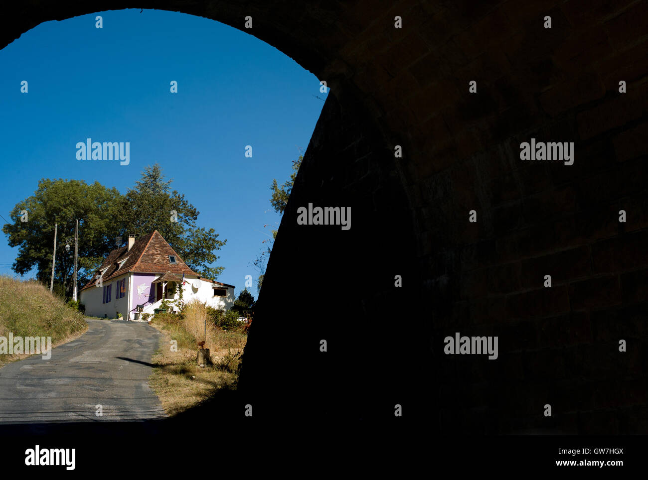Haus durch Eisenbahnbrücke in der Nähe von Gourdon, Lot-Tal, Frankreich Stockfoto