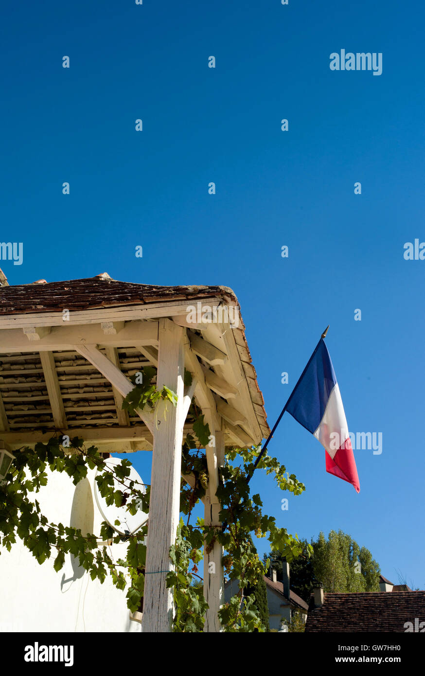 Französische Flagge am Haus in der Nähe von Gourdon, Lot-Tal, Frankreich Stockfoto