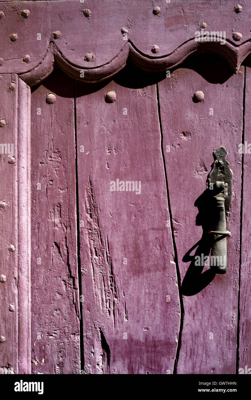 Alten lila Tür, Gourdon, Lot-Tal, Frankreich Stockfoto