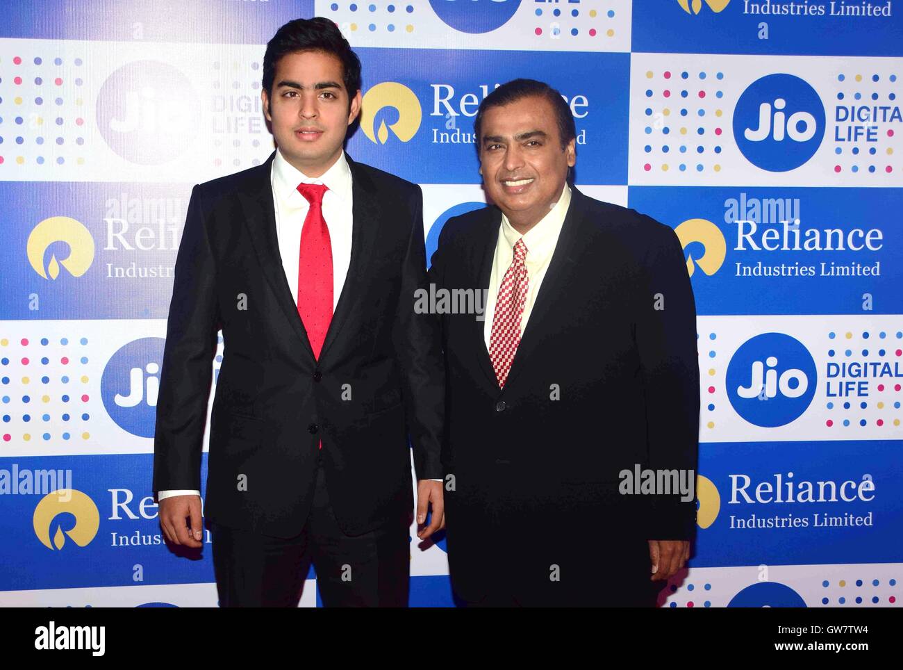 Mukesh Ambani, Vorsitzender von Reliance Industries Limited, mit seinem Sohn Akash Ambani Jahreshauptversammlung in Mumbai Indien Stockfoto