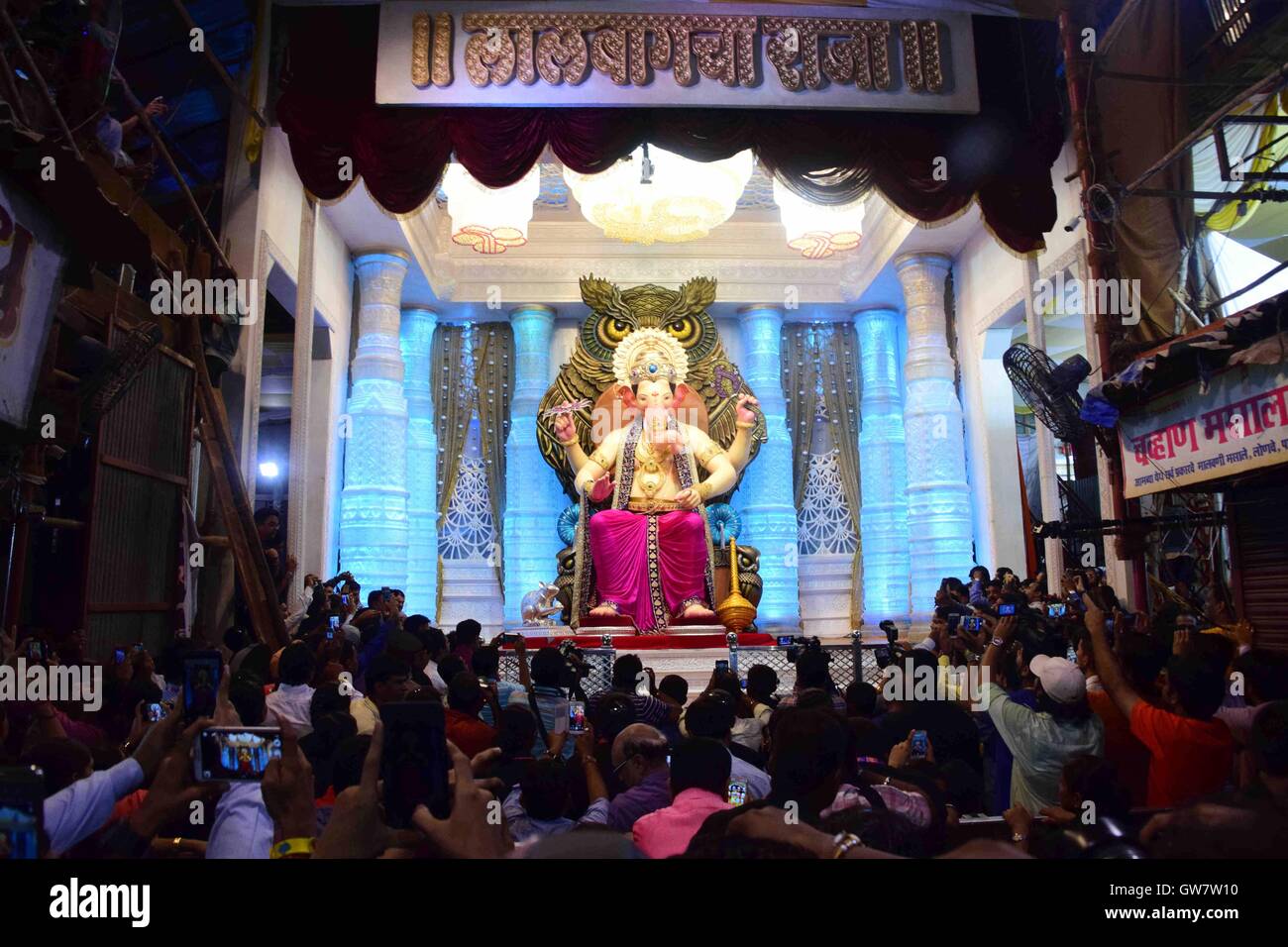 Erster Blick Lalbaugcha Raja Hindu-Gott Ganesha Fotoshooting Sarvajanik Ganeshotsav Mandal Mumbai geleitet 1. September 2016 Stockfoto