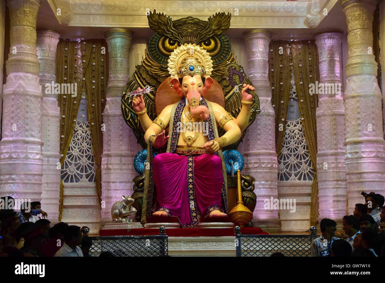 Erster Blick der Lalbaugcha Raja Idol geleitet hinduistische Elefantengott Ganesha während Fotoshootings Sarvajanik Ganeshotsav Mandal Mumbai Stockfoto