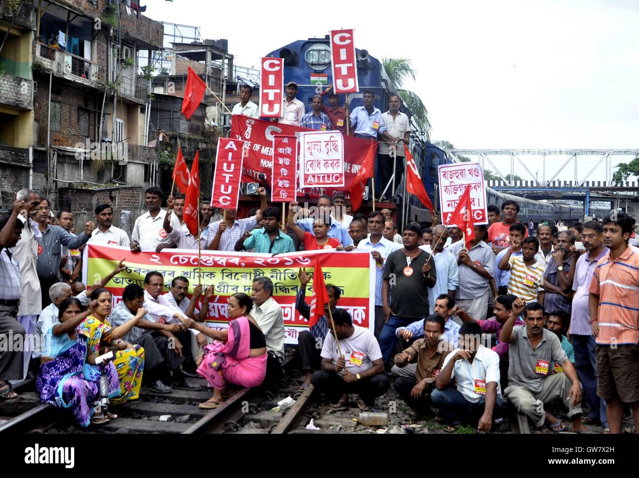 Demonstranten blockieren Zug landesweiten Streik forderte von den Gewerkschaften in Guwahati, Indien 2. September 2016 Stockfoto