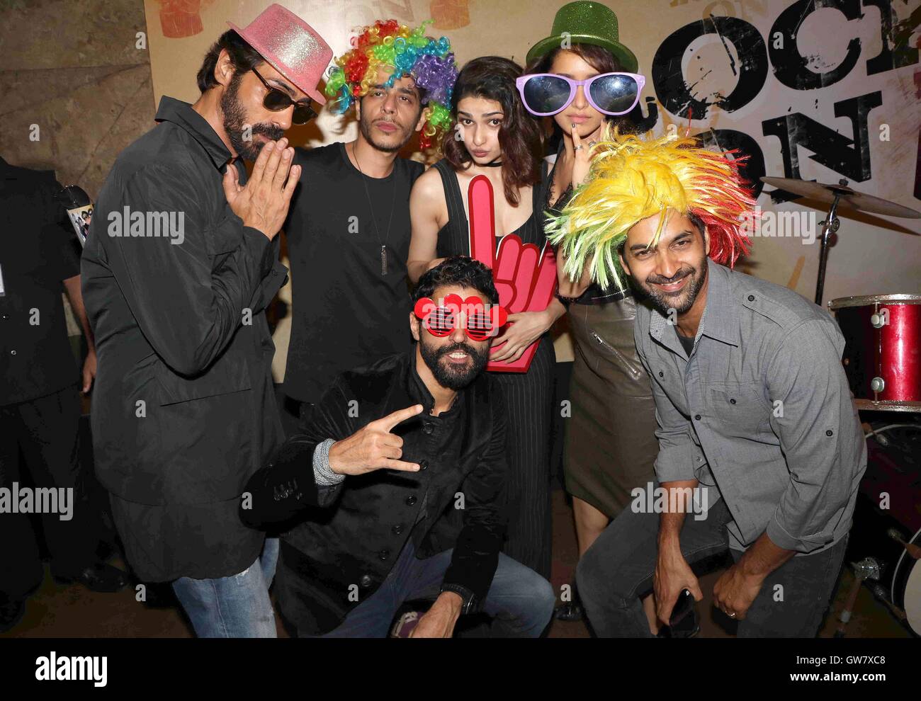 Bollywood Schauspieler Arjun Rampal Shashank Arora Prachi Desai Shraddha Kapoor Farhan Akhtar Purab Kohli Teaser Film Rock auf Mumbai Stockfoto