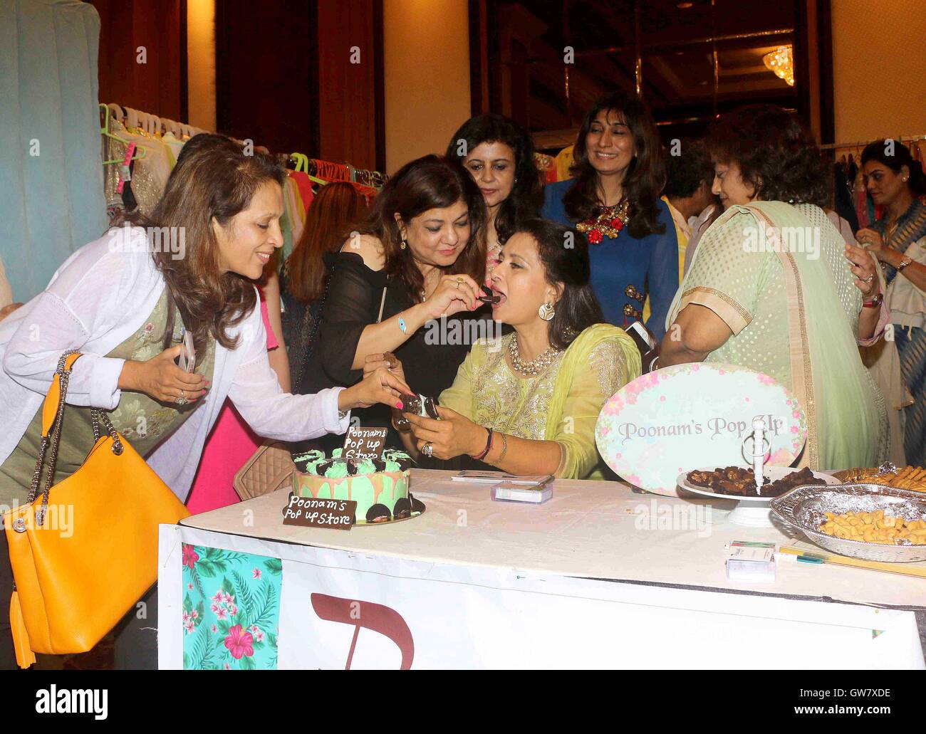 Bollywood-Schauspieler Poonam Dhillon während der Einführung von ihren casual-Kollektion Poonamspopupstore in Mumbai Stockfoto