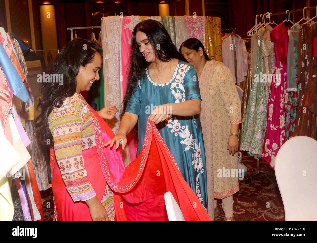 Bollywood-Schauspieler Padmini Kolhapure beim Start von ihren casual-Kollektion Poonamspopupstore in Mumbai Stockfoto