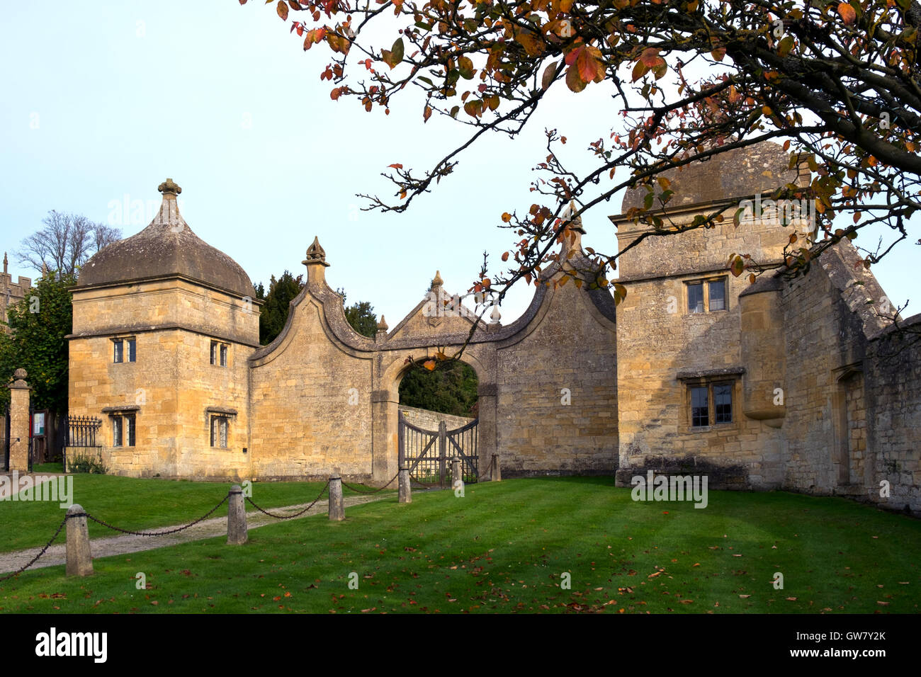 Herbst Sonne auf dem malerischen Torhäuser in Chipping Campden, ein Cotswolds Reiseziel, Gloucestershire, VEREINIGTES KÖNIGREICH Stockfoto