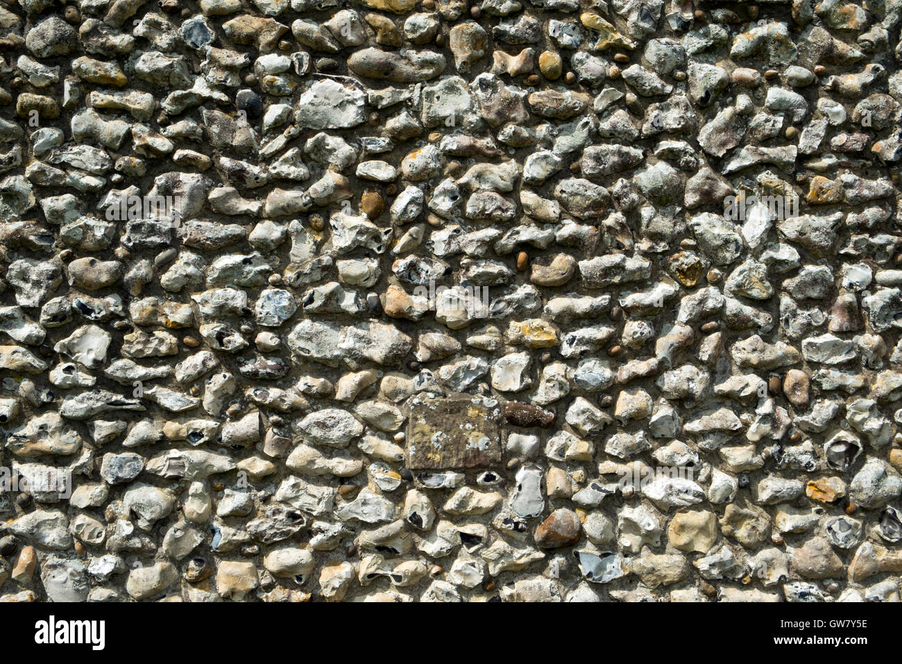 Dekorative Feuerstein-Mauer an der Dorfkirche von Cranbourne, Dorset, Großbritannien. Vollformat-Hintergrundstruktur. Stockfoto