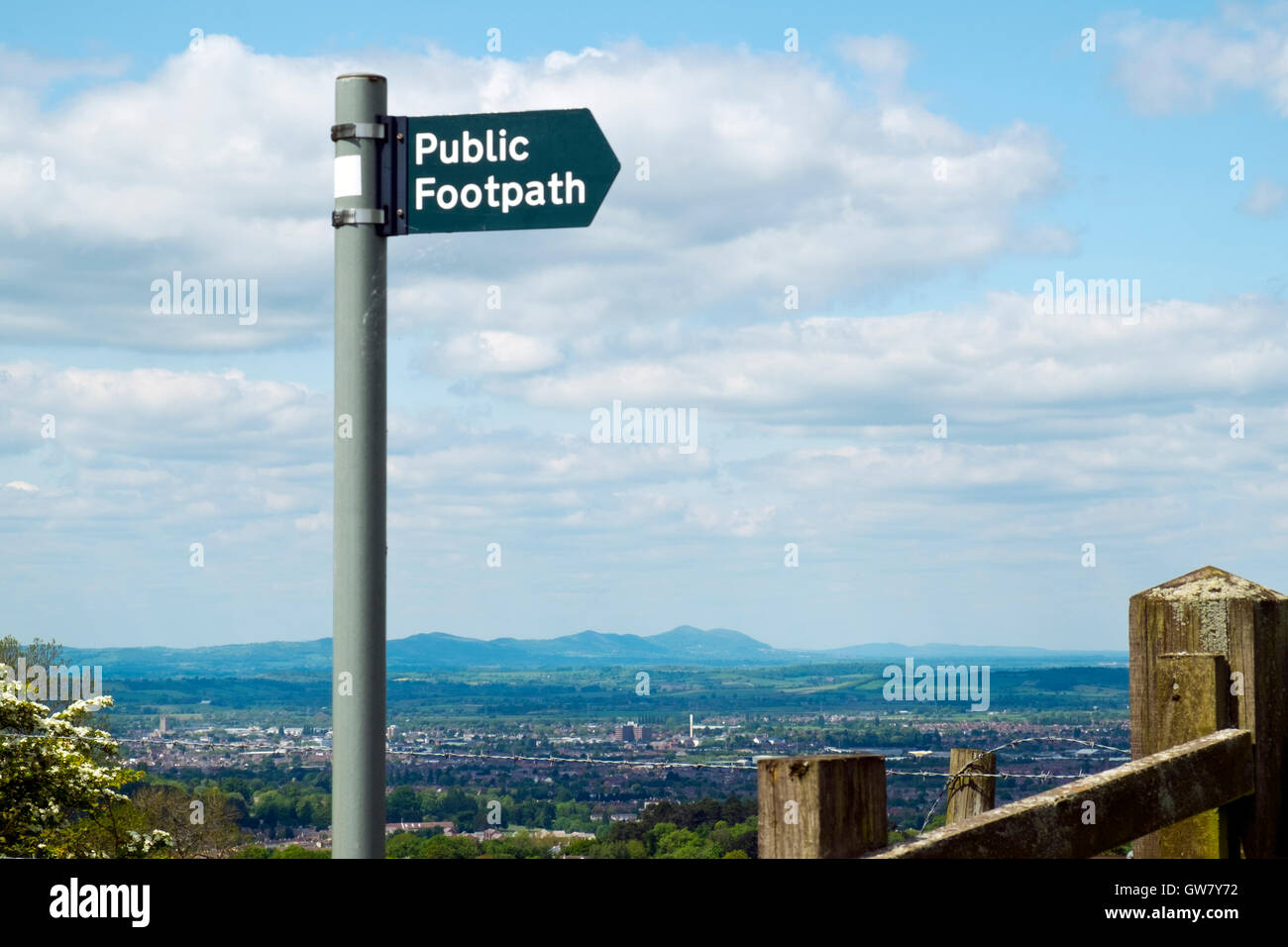 Öffentlichen Fußweg Wegweiser mit einem Langstrecken Blick auf Hügel Stockfoto